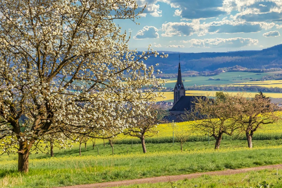 květen
