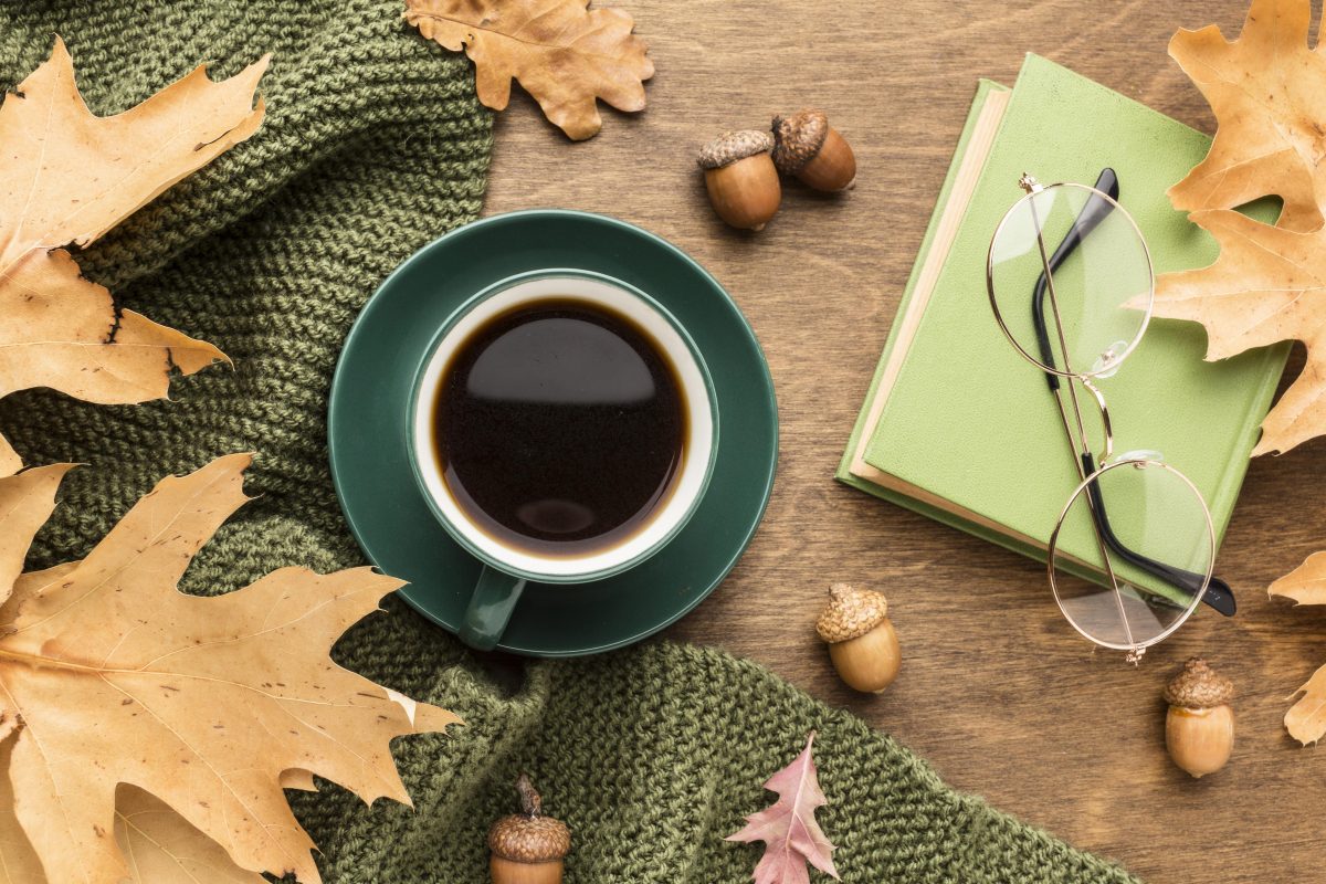 top-view-autumn-leaves-with-coffee-glasses